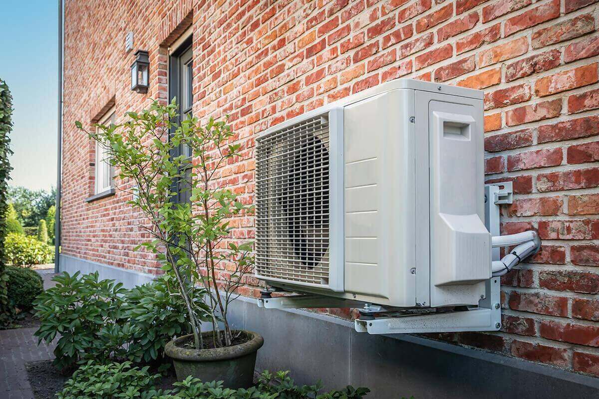 Pompe à chaleur installée sur maison pavillonnaire